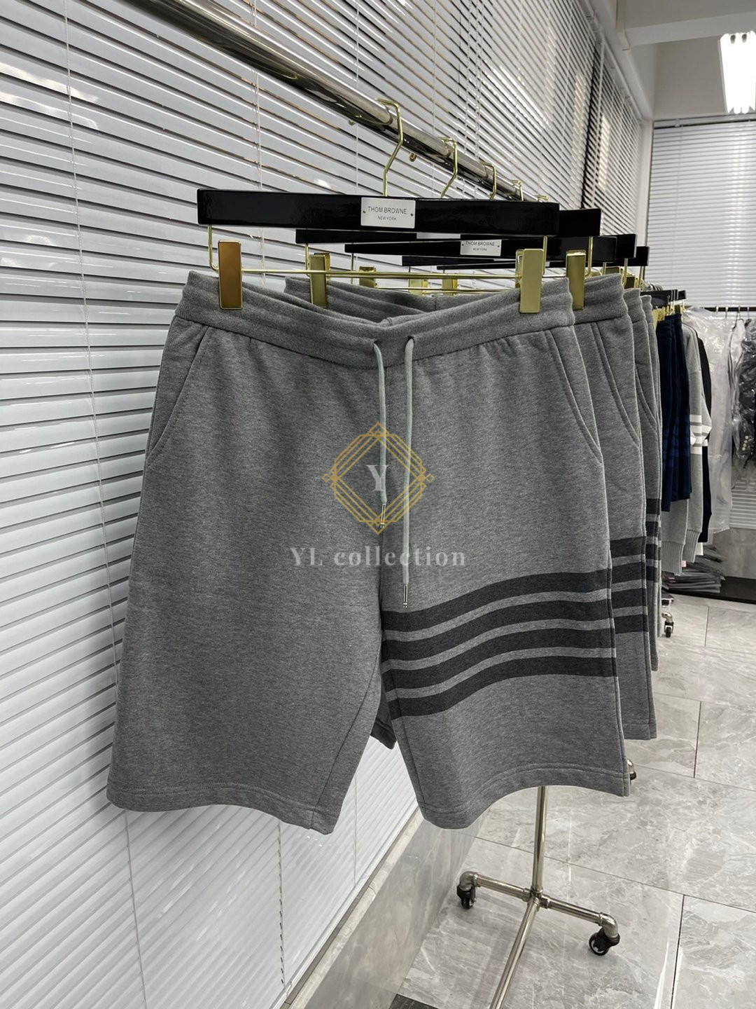 톰브라운 암밴드 반바지