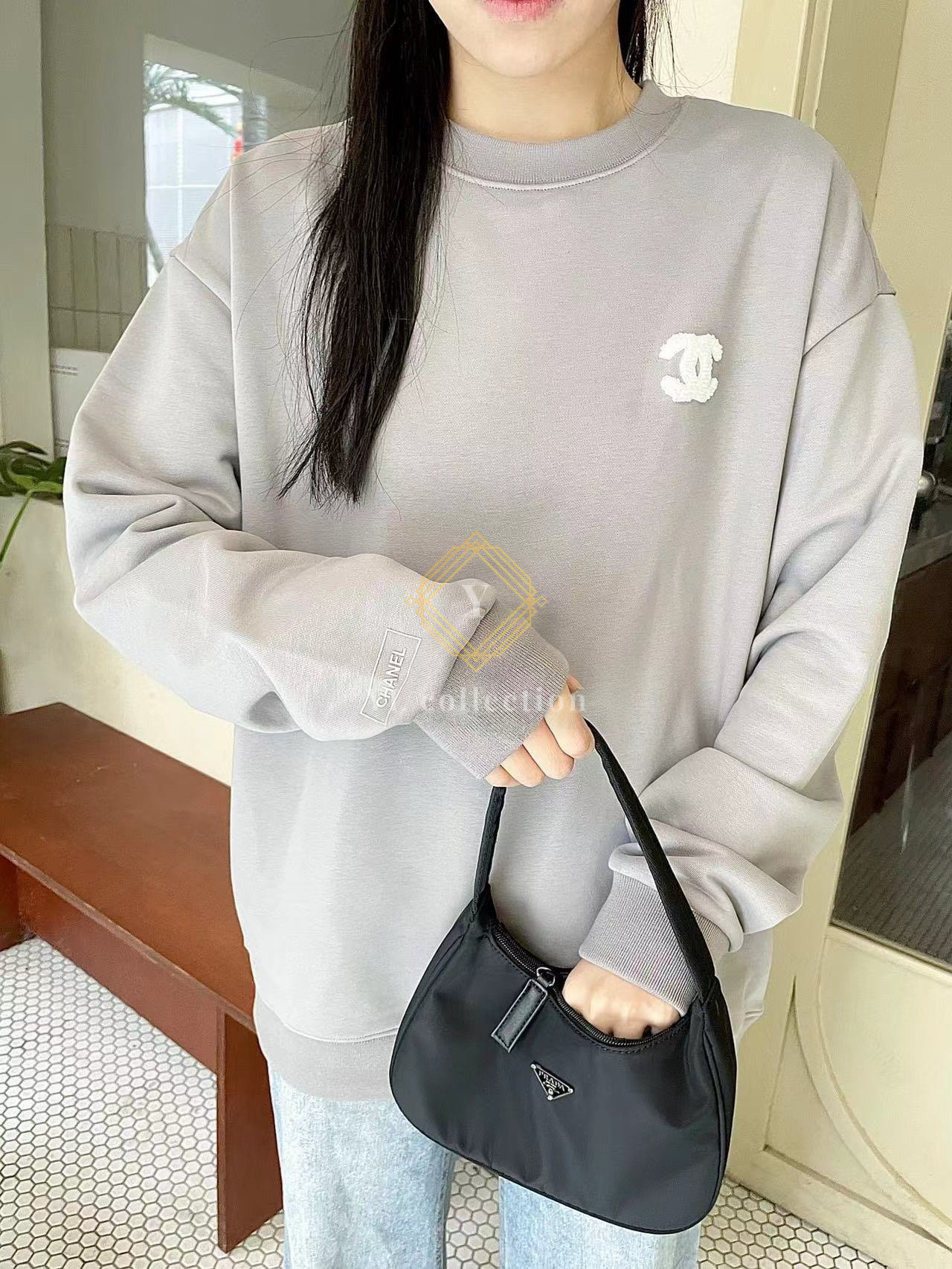 샤넬 심플 로고 맨투맨