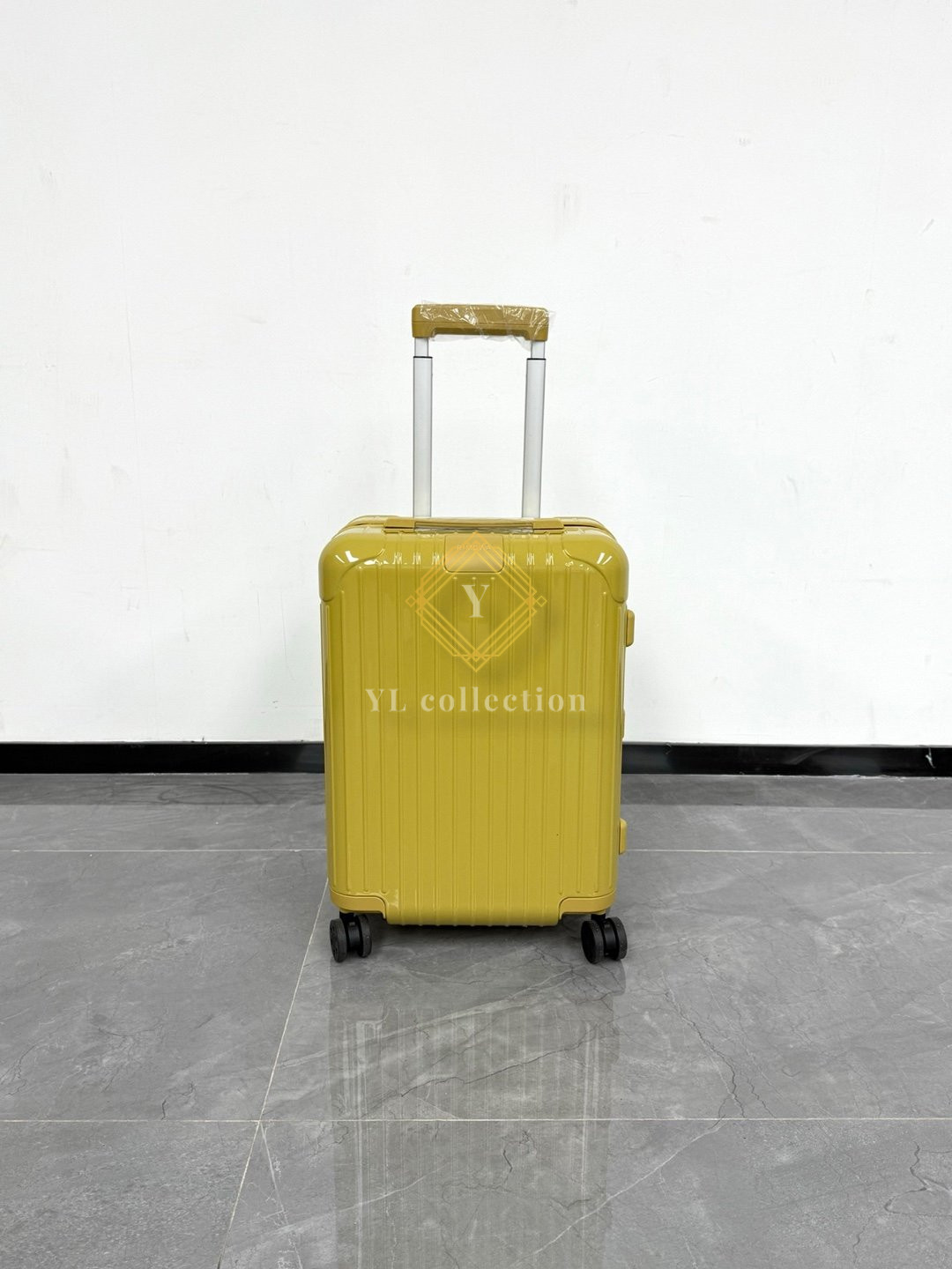 리모와 노티컬 & 진저 에센셜 컬렉션 캐리어 21인치