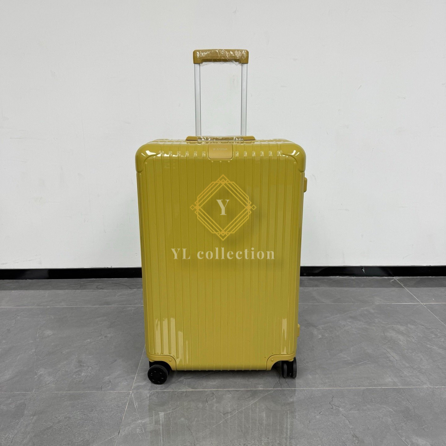 리모와 노티컬 & 진저 에센셜 컬렉션 캐리어 30인치