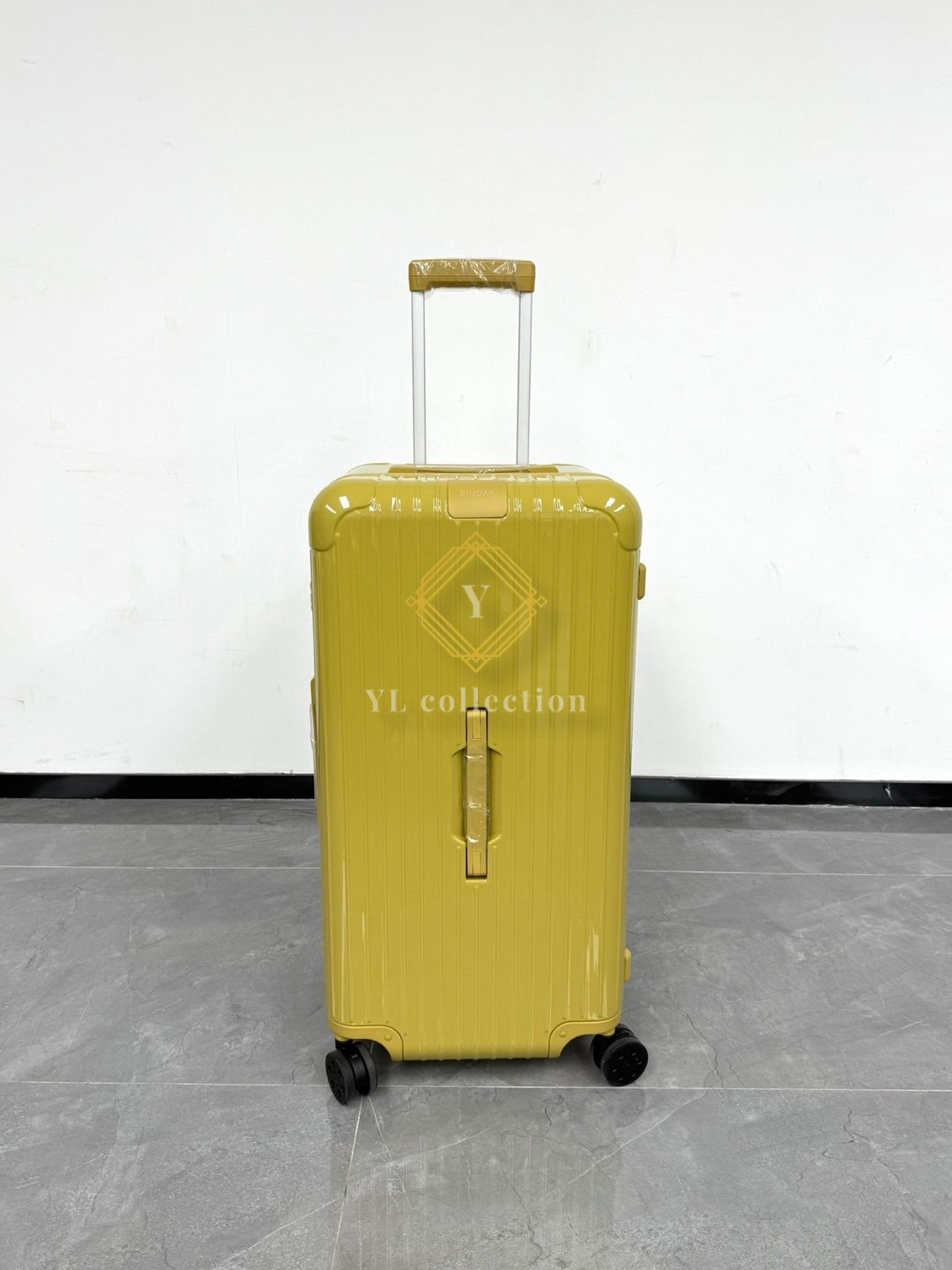 리모와 노티컬 & 진저 에센셜 컬렉션 캐리어 33인치