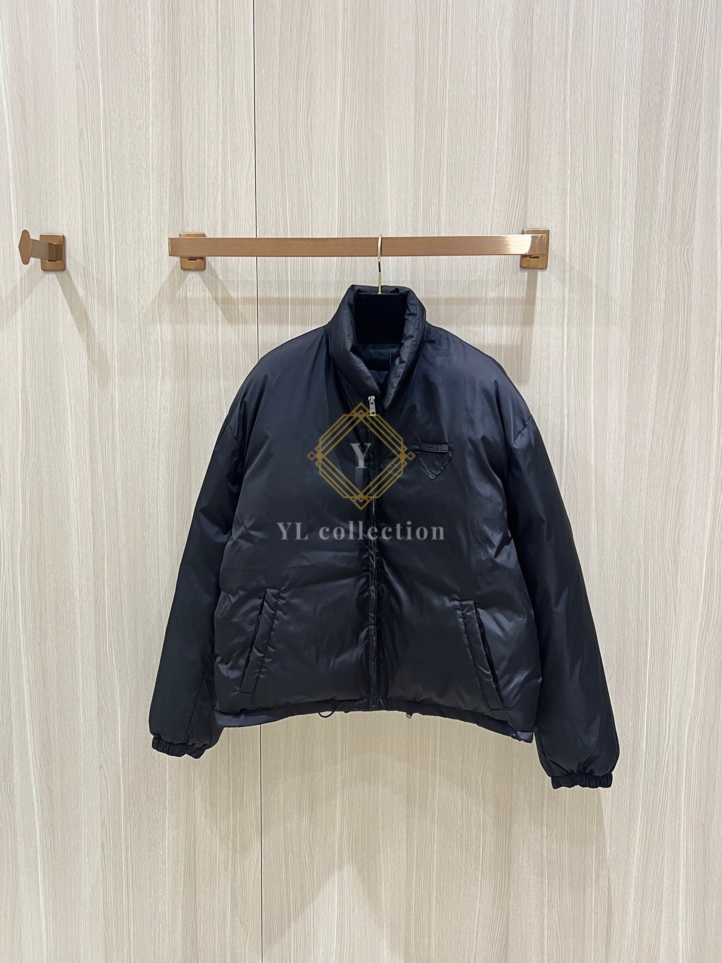 프라다 트라이앵글 로고 패딩 재킷