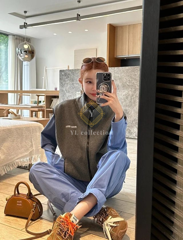 미우미우 코튼 플리스 스웻셔츠 베스트