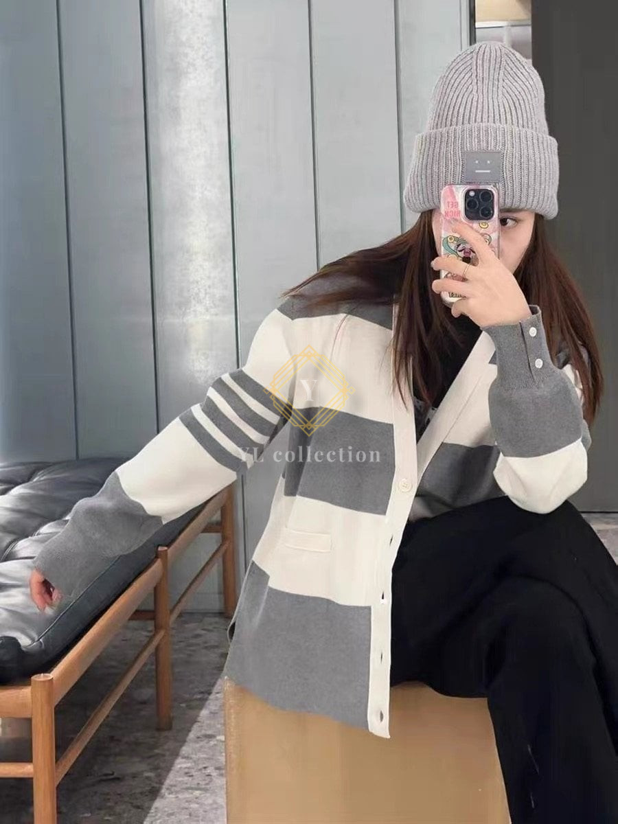 톰브라운 오프 화이트 럭비 스트라이프 브이넥 가디건