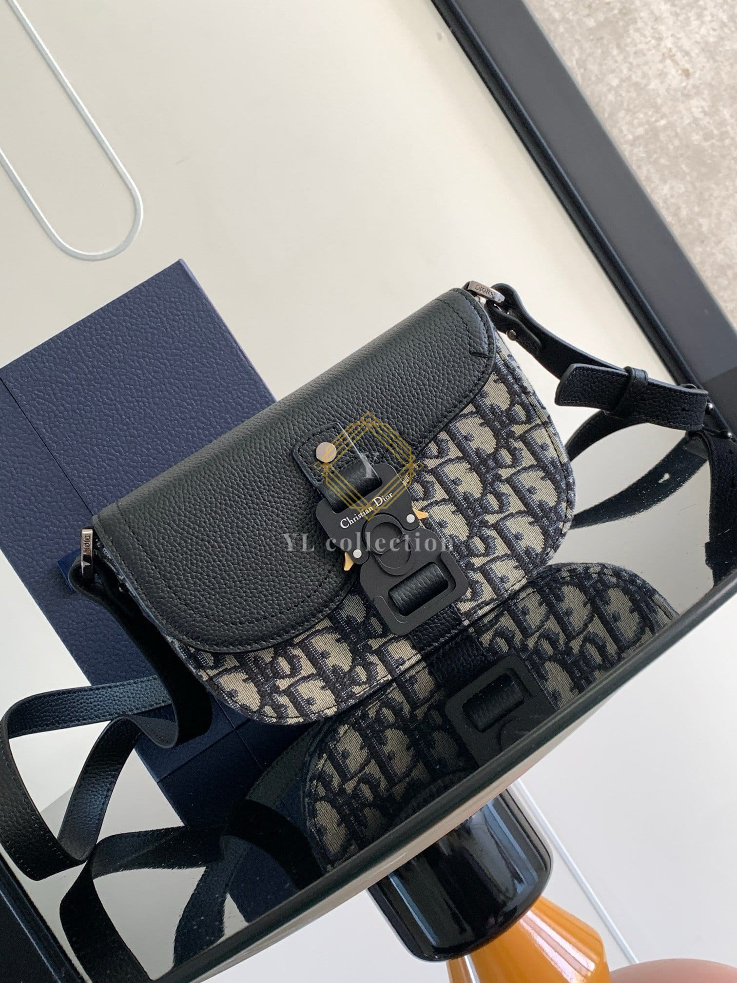 디올 Saddle 미니 플랩 메신저백