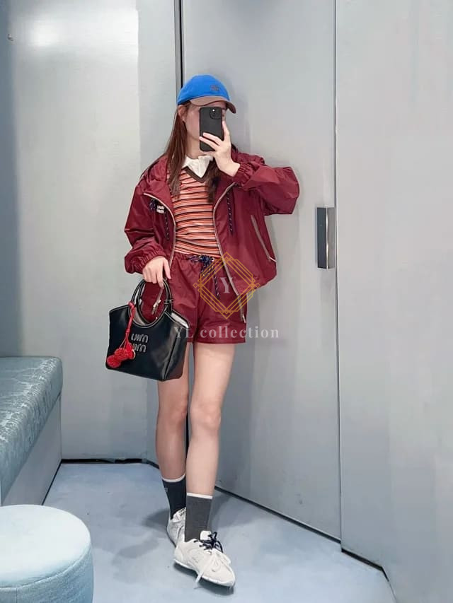 미우미우 드로우스트링 후드 크롭 집업 셋업