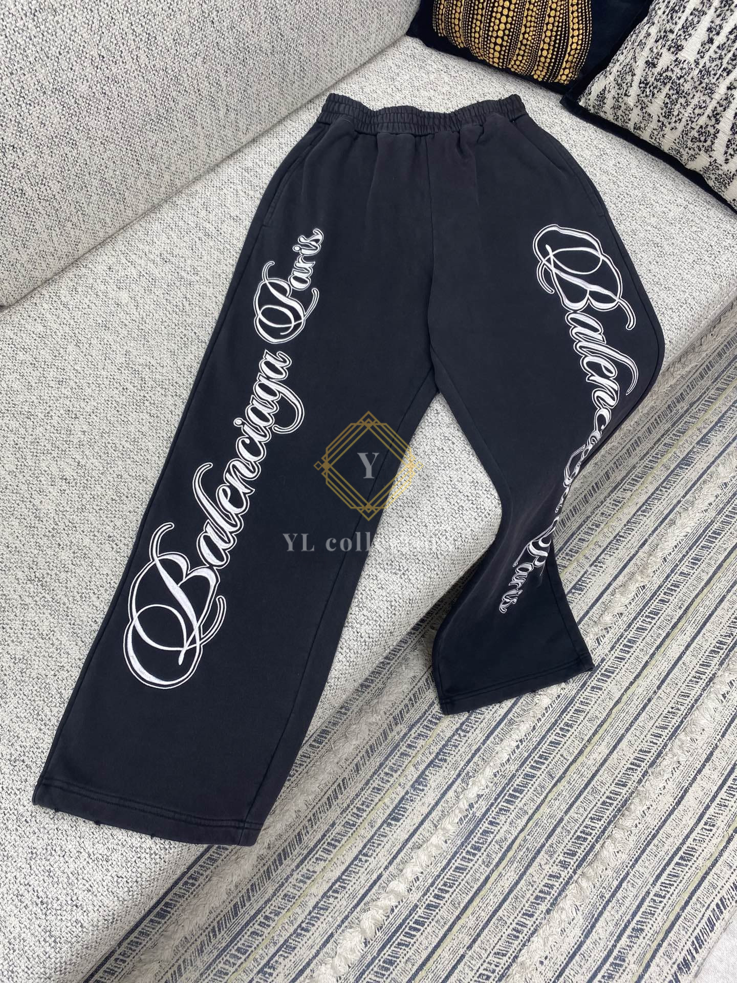 발렌시아가 커시브 배기 팬츠