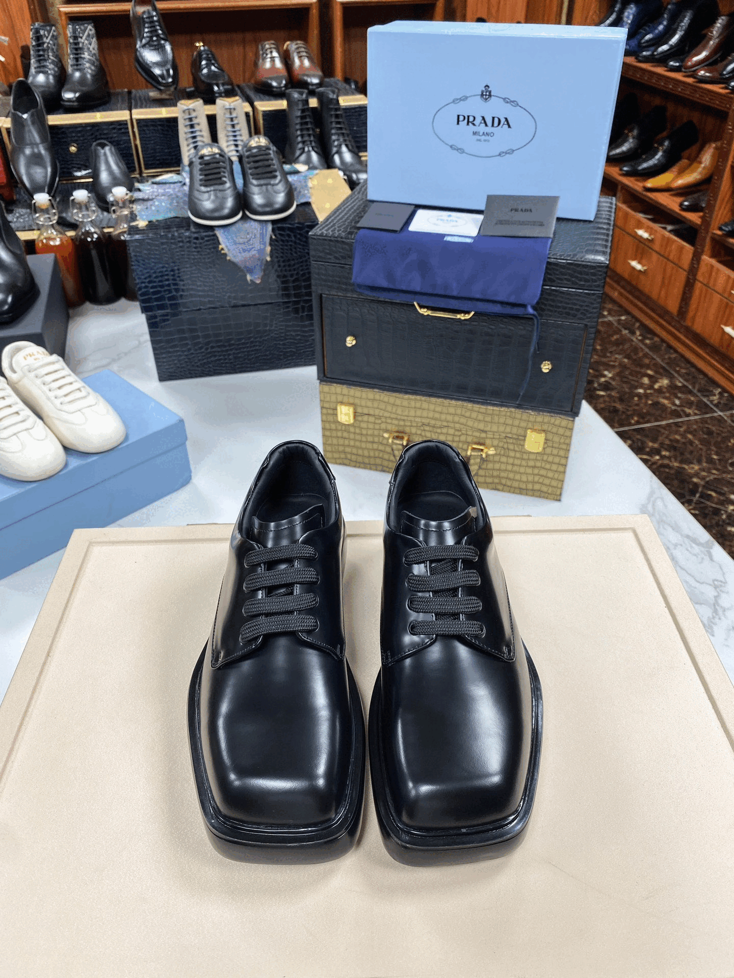 프라다 펜더 가죽 더비 슈즈