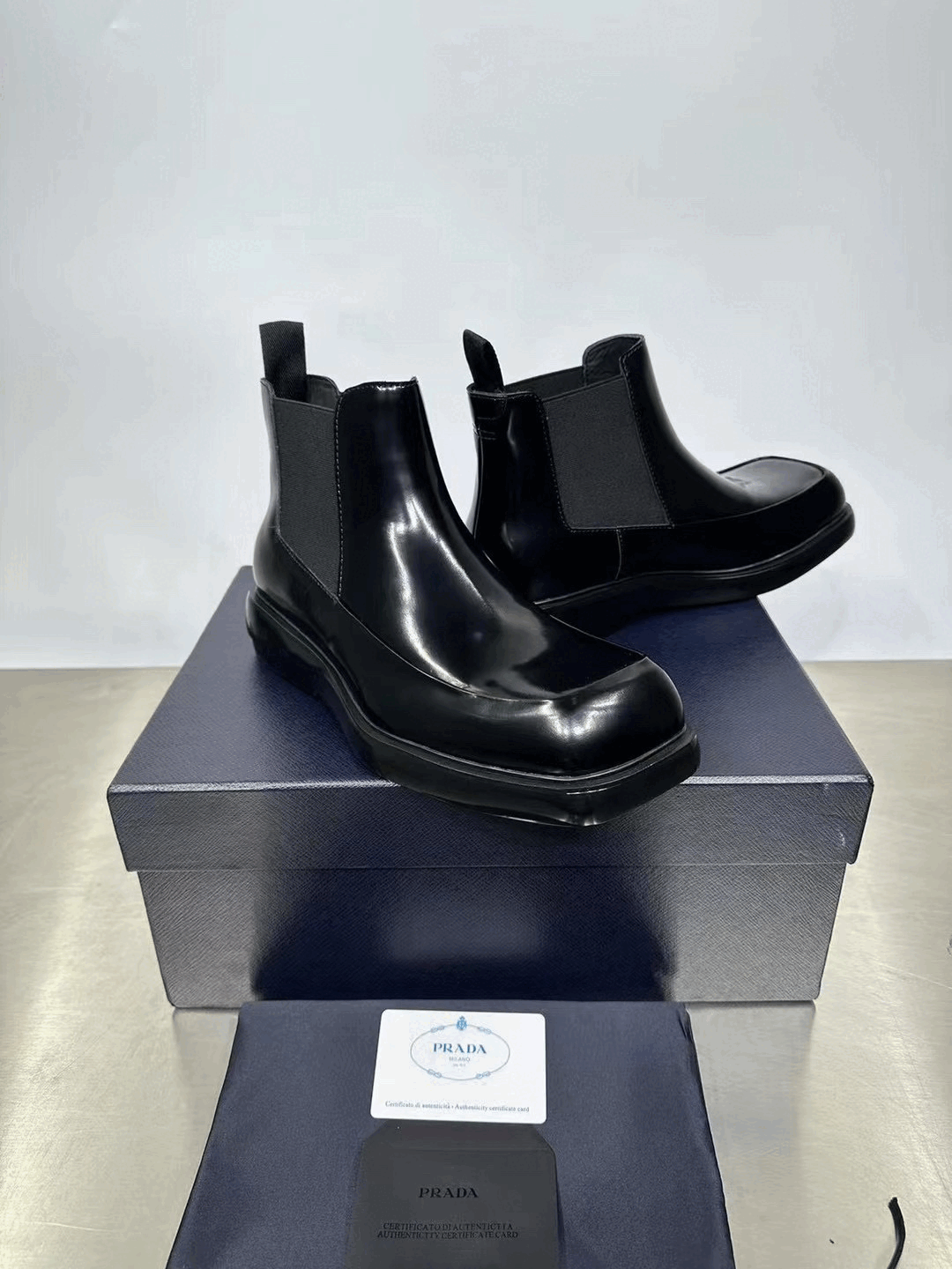 프라다 스퀘어 토 가죽 첼시 부츠