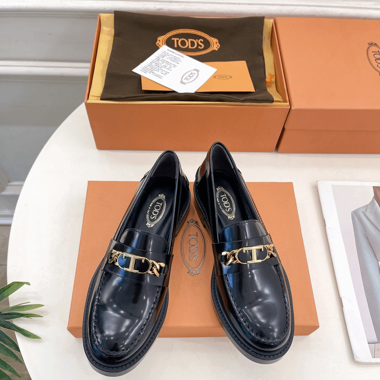 토즈 여성 TIMELESS 스몰 T버클 가죽 로퍼