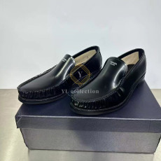 프라다 브러쉬드 레더 로퍼