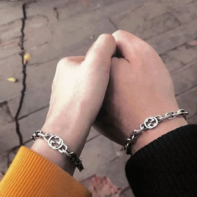 구찌 인터로킹 G 체인 팔찌