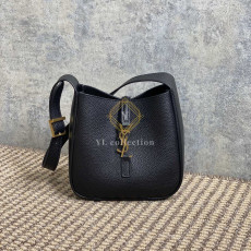 생로랑 LE5A7 호보백